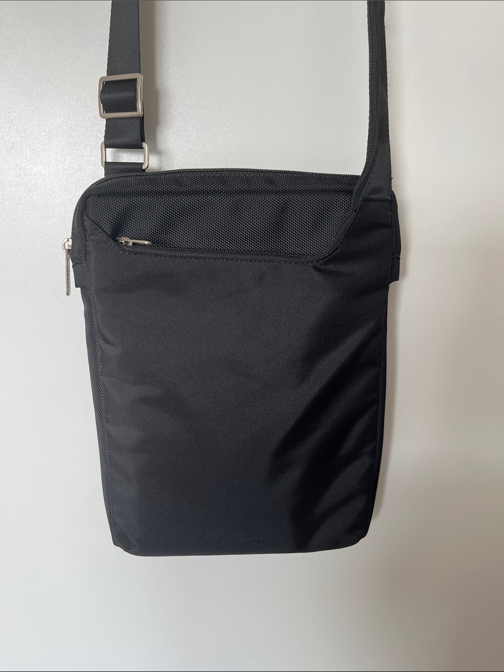 TUCANO Finates Slim Cross Body Tablet Bag- Black